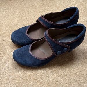 Earthies Lucca Mary Jane Pump
Navy Suede Pumps sz 11. EUC